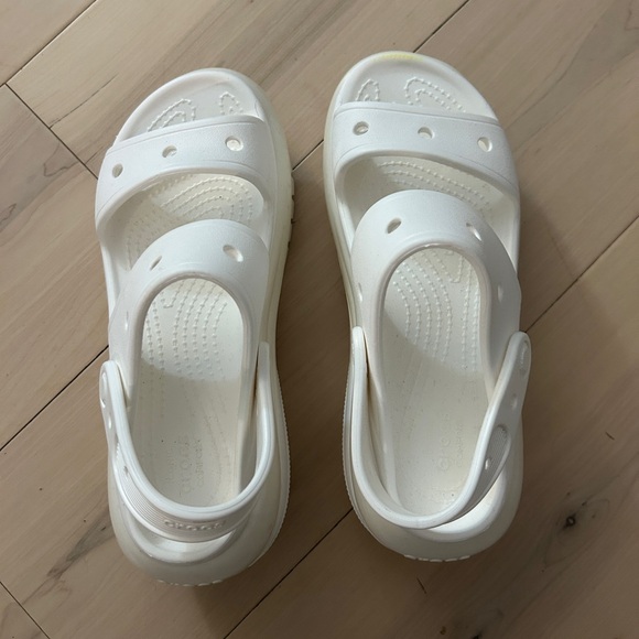 CROCS Unisex Classic Mega Crush Platform WHITE Platform Sandals Size: M4/W6 - Picture 4 of 16